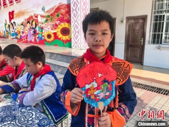 翠竹小學學生展示自己繪制的團扇作品。蔣豐慧 攝