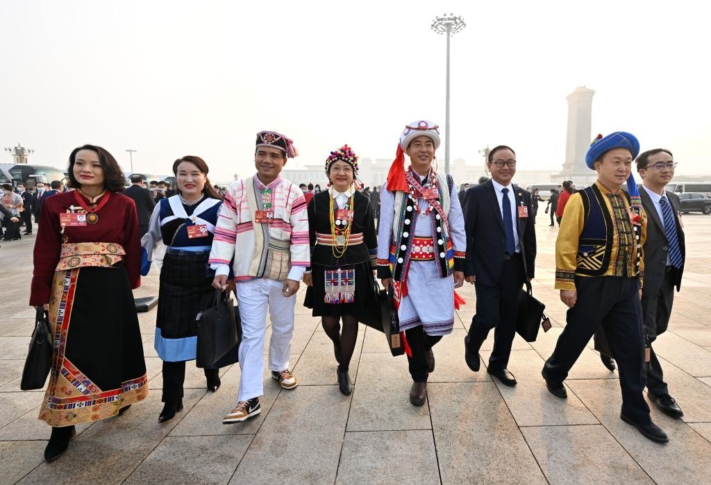 2023年3月5日，第十四屆全國人民代表大會第一次會議在北京人民大會堂開幕。這是全國人大代表走向會場。新華社記者 陳益宸 攝