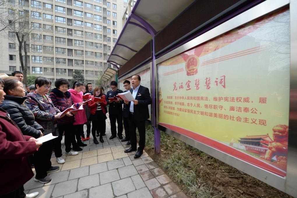 2018年3月20日，陜西寶倫律師事務所專職律師白銀濤（右一）在西安華遠君城社區(qū)宣傳憲法知識。新華社記者 李一博 攝