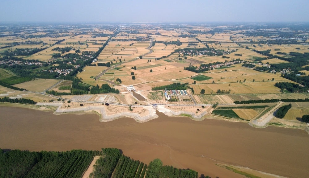 2024年6月19日，位于黃河高青段的馬扎子引黃閘開(kāi)閘引水（無(wú)人機(jī)照片）。5月1日至6月18日，山東省累計(jì)啟用引黃閘63座，引黃河水量10.06億立方米，保障農(nóng)業(yè)灌溉需求。