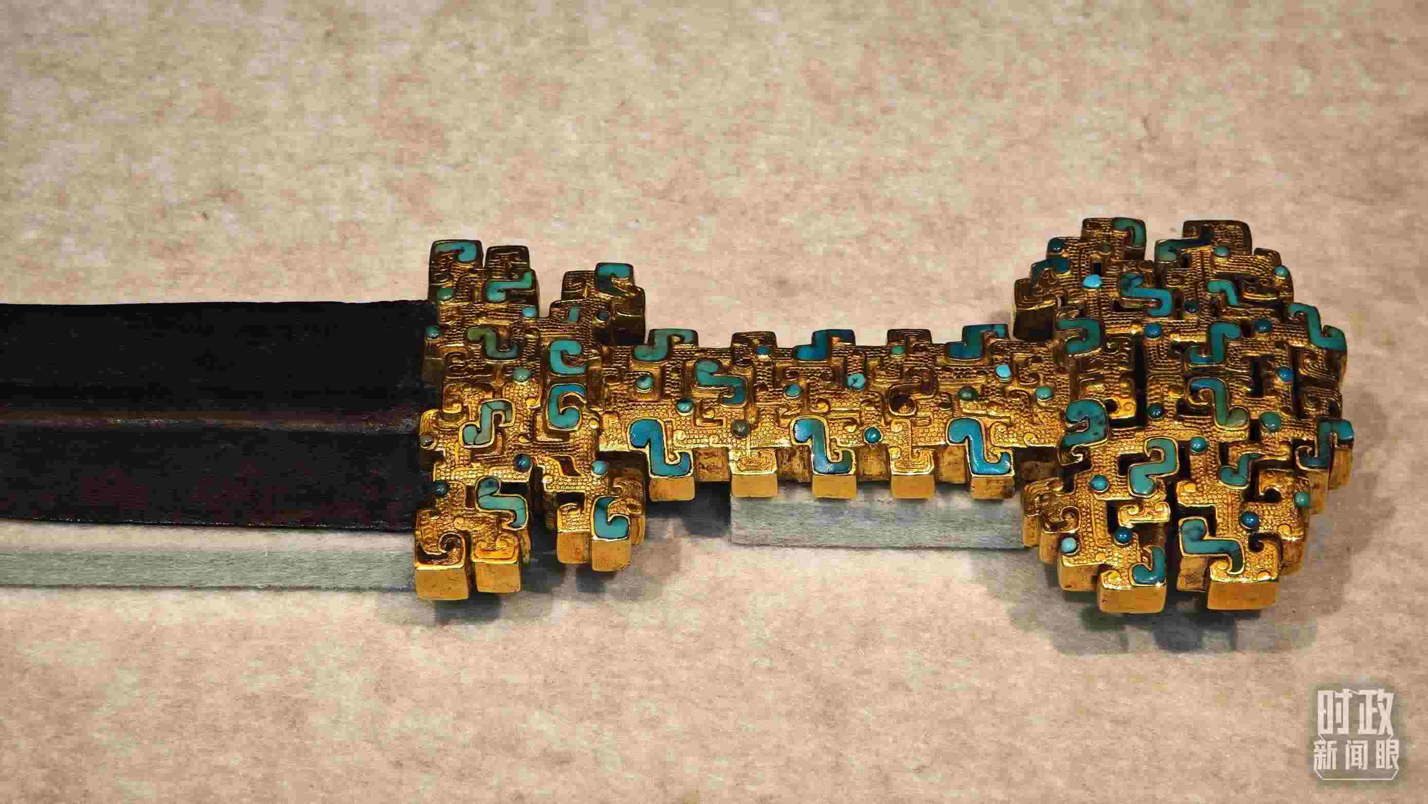 △這是1992年寶雞市益門二號墓出土的金柄鐵劍，劍柄嵌有綠松石。（總臺央視記者彭漢明拍攝）