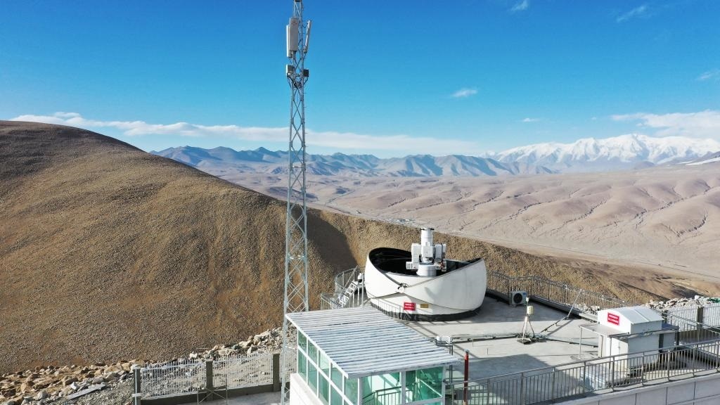 正在運(yùn)行的塔縣星地激光通信地面站。（中國(guó)科學(xué)院空天信息創(chuàng)新研究院供圖）
