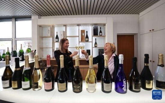 9月13日，在法國蘭斯附近的希尼萊羅斯，人們在佳醍亞總部享用香檳酒。新華社記者 高靜 攝