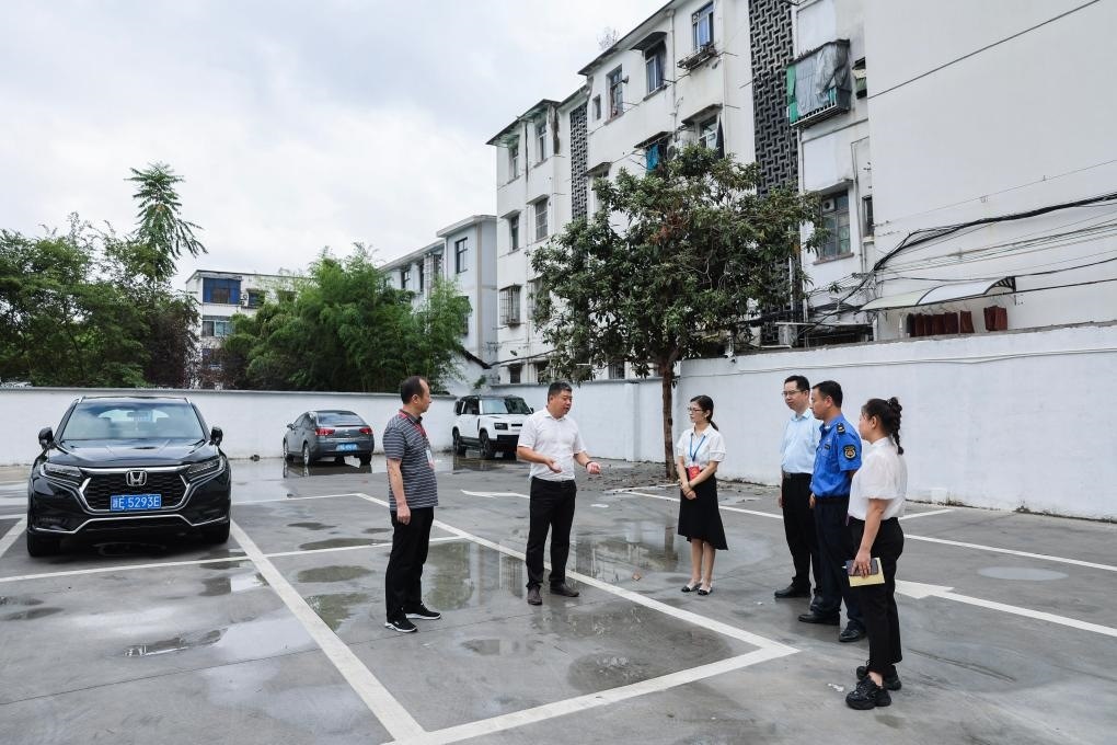 2024年9月11日，在浙江省湖州市，湖州吳興區(qū)人大代表、人大飛英街道工委代表及塔下街社區(qū)代表前往已改建的一處停車場(chǎng)進(jìn)行實(shí)地調(diào)研，監(jiān)督該改建項(xiàng)目的完成情況。新華社記者 徐昱 攝