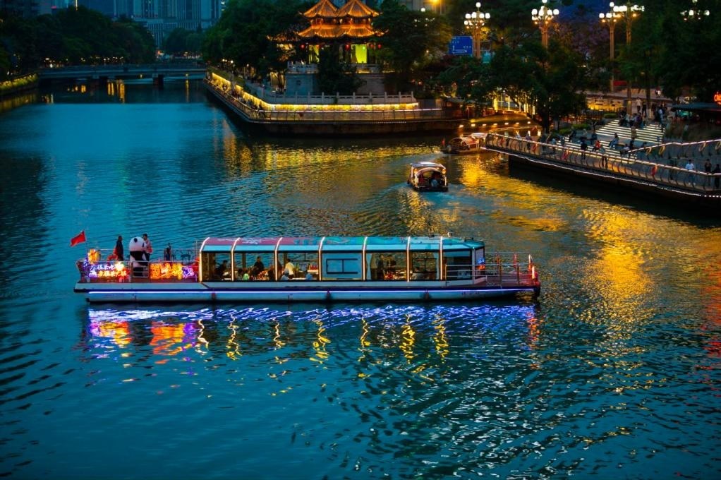 成都“夜游錦江”火鍋船。（唐斌治 攝）