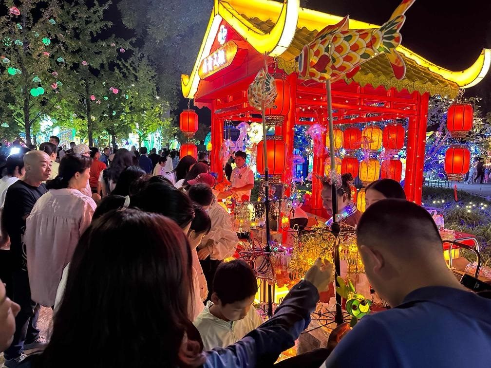 市民游客在2024年北京中秋國慶彩燈游園會上選購特色文創(chuàng)商品。新華社記者楊淑君 攝