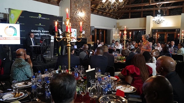 吳大使回答記者提問。人民網(wǎng) 劉暢攝