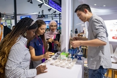 觀眾正在品嘗伊朗的藏紅花茶。人民網(wǎng)記者 翁奇羽攝