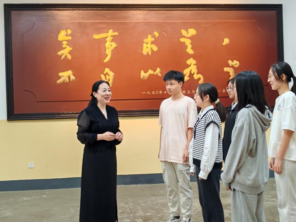 湖南第一師范學院思政課教師正在為學生講述紅色校史。（受訪者供圖）