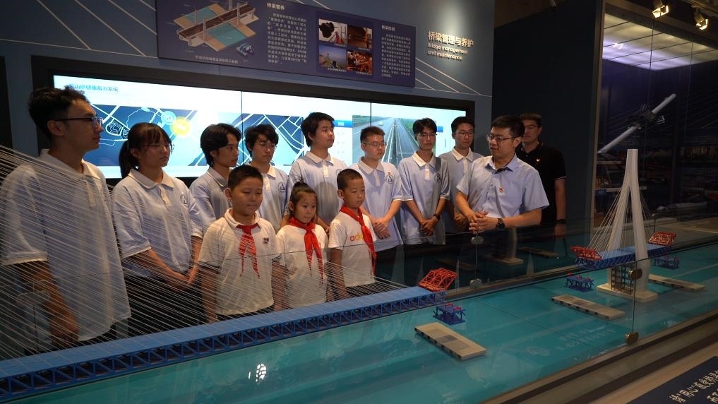 哈爾濱工業(yè)大學交通學院教師李順龍在中國橋梁博物館進行課程思政與橋梁科普。新華社發(fā)（張潤 攝）