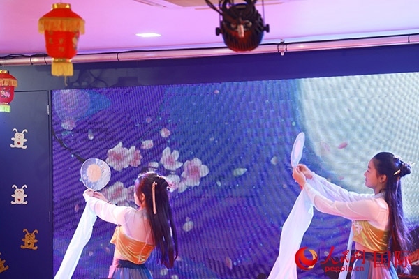 巴西華僑華人表演舞蹈《千里共嬋娟》。人民網(wǎng)記者 陳海琪攝