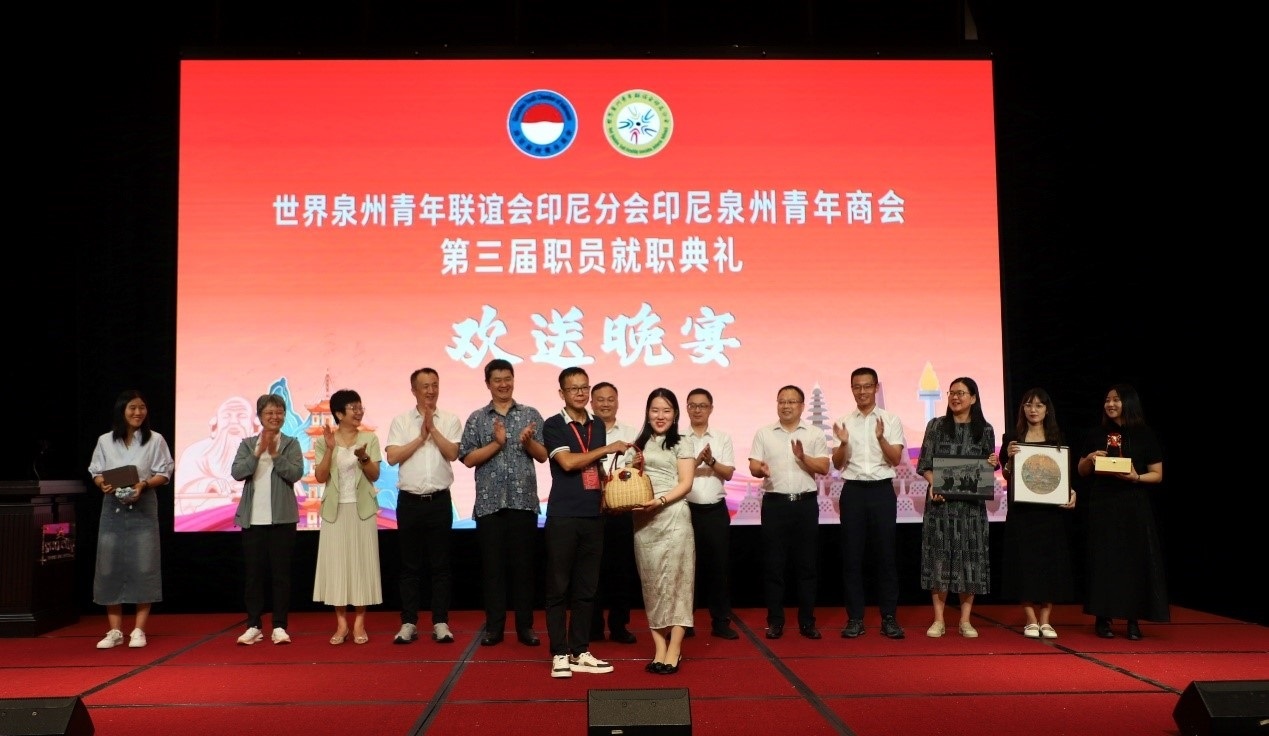 工藝大師們向阿拉扎大學(xué)孔子學(xué)院捐贈(zèng)手工藝術(shù)品。阿拉扎大學(xué)孔子學(xué)院供圖