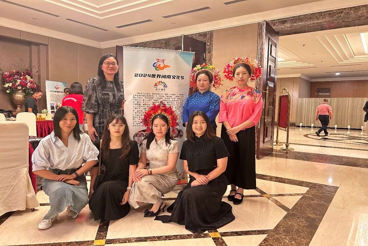 阿拉扎大學(xué)孔子學(xué)院老師和簪花圍傳承人合影。阿拉扎大學(xué)孔子學(xué)院供圖