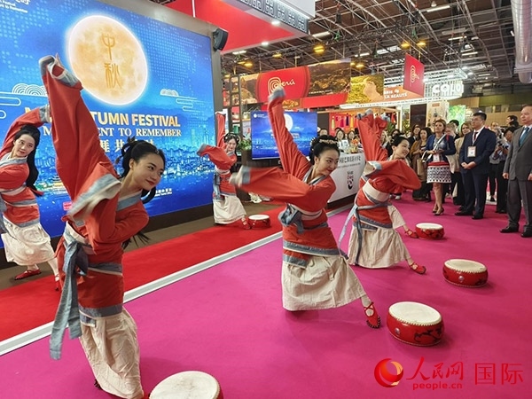 “你好！中國”展臺開幕式上的中國傳統(tǒng)舞蹈表演。人民網(wǎng)記者 尚凱元攝