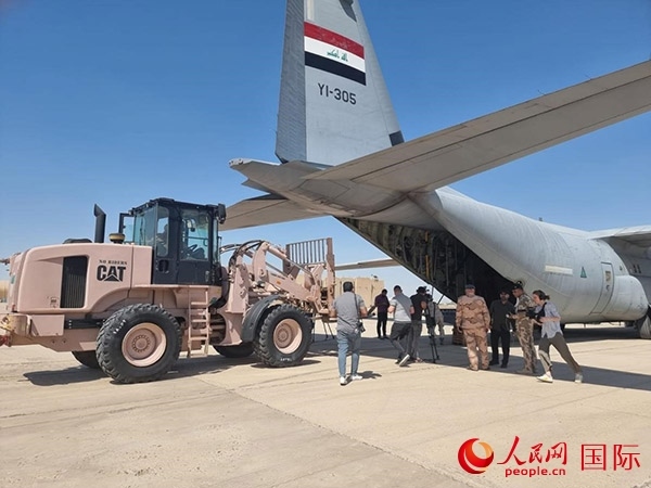圖為伊拉克正在裝運(yùn)救援物資。人民網(wǎng) 伊納斯攝
