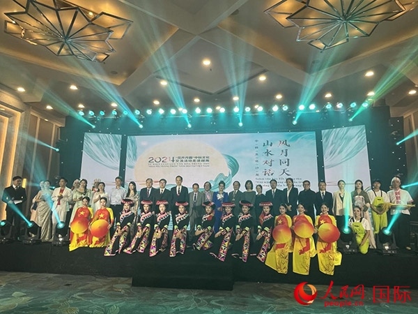 兩國嘉賓與中越藝術(shù)家現(xiàn)場合影。人民網(wǎng)記者 楊曄攝