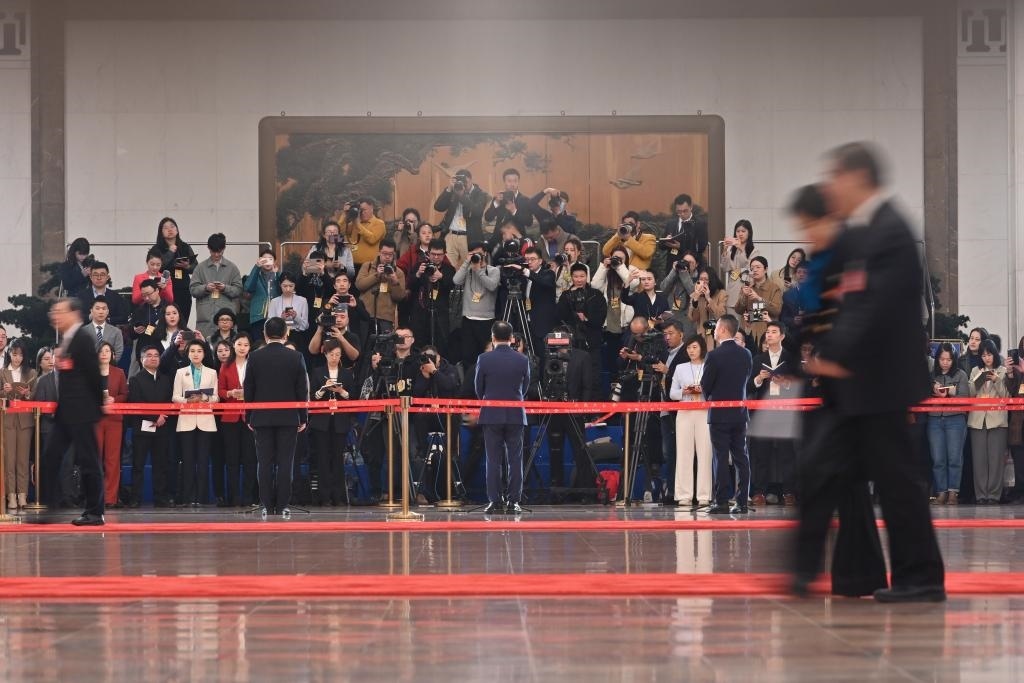 2024年3月10日，全國(guó)政協(xié)十四屆二次會(huì)議第三場(chǎng)“委員通道”集體采訪活動(dòng)在北京人民大會(huì)堂舉行。新華社記者 宋為偉 攝