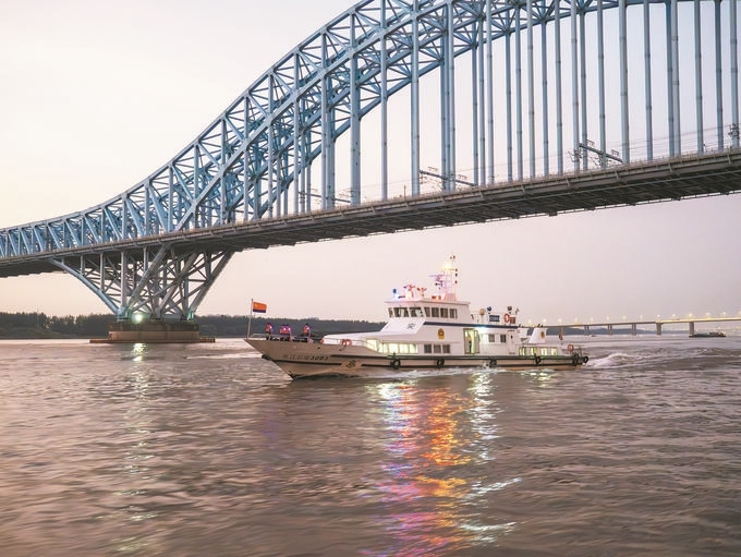 8月12日，長(zhǎng)江航運(yùn)公安局南京分局組織民警輔警駕乘警用巡邏船在轄區(qū)水域開(kāi)展巡邏檢查。江寧攝