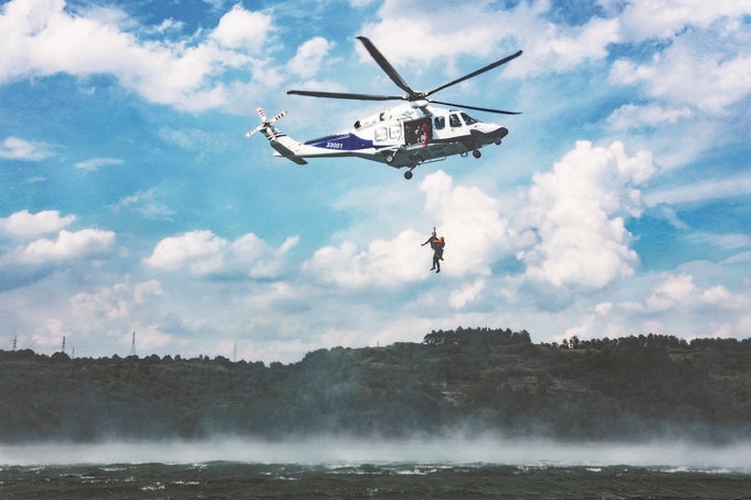 ▼7月17日，浙江省新昌縣公安局聯(lián)合浙江省公安廳警務(wù)航空隊(duì)在長(zhǎng)詔水庫(kù)水域及周邊開(kāi)展救援演練。王樟林?jǐn)z