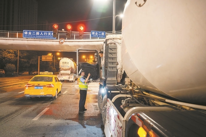 7月25日，陜西省西安市公安局交警支隊(duì)開(kāi)展全市中重型貨車及面包車違法異地互查整治行動(dòng)。孫崇明攝