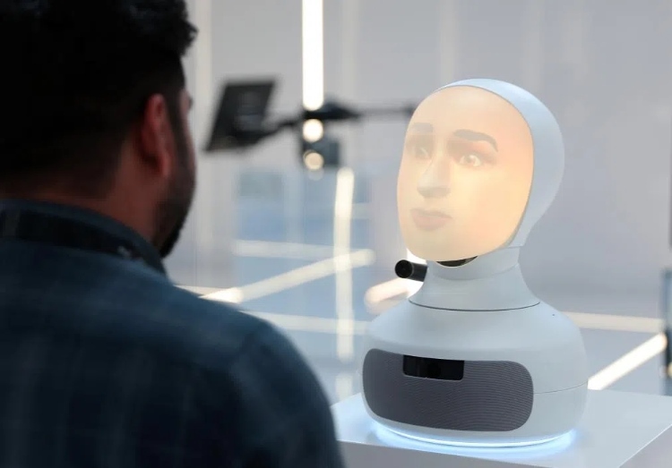 2024年9月12日，在沙特阿拉伯首都利雅得舉行的第三屆全球人工智能峰會上，一名參會者與“對話機器人”交流。新華社記者 王東震 攝