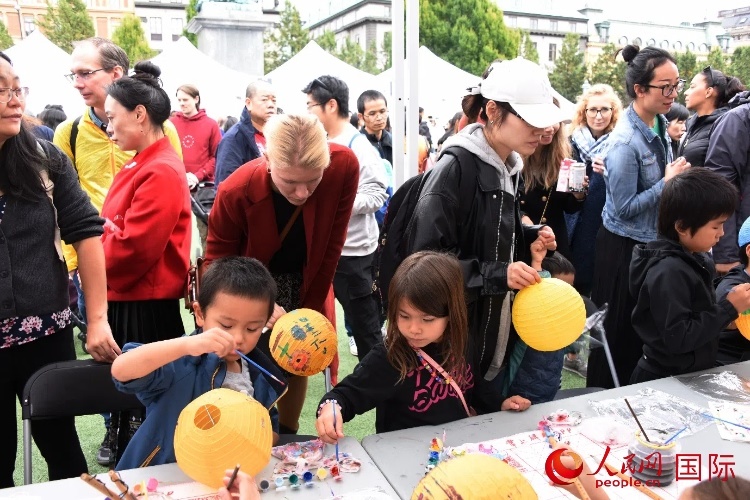 小朋友參加燈籠繪畫(huà)體驗(yàn)。人民網(wǎng)記者 殷淼攝