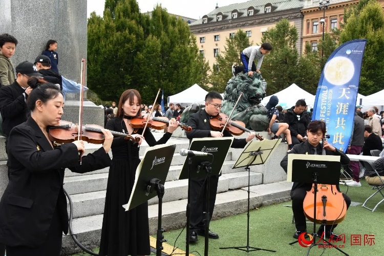 上海愛(ài)樂(lè)樂(lè)團(tuán)“快閃”活動(dòng)一瞥。人民網(wǎng)記者 殷淼攝