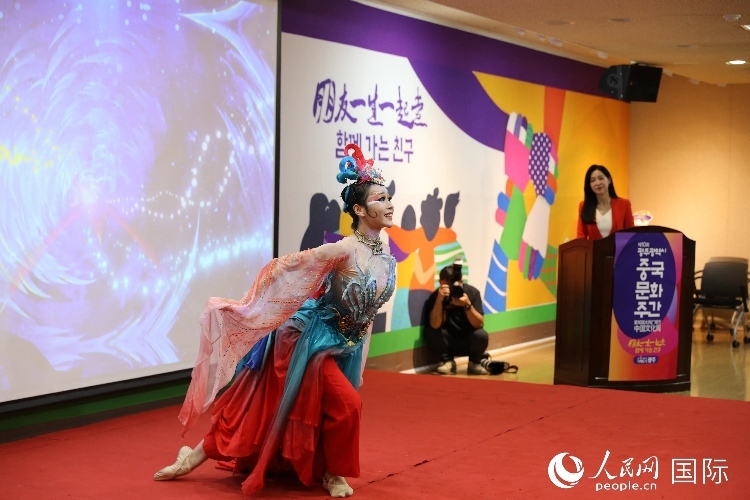 中國演員在中國文化周開幕式上表演舞蹈。人民網(wǎng)記者 莽九晨攝