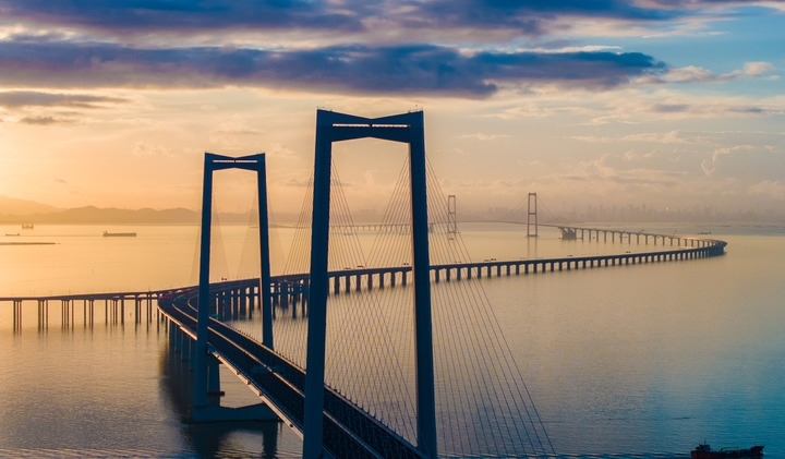 2024年6月27日，沐浴在晨曦中的深中通道（無(wú)人機(jī)照片）。新華社記者毛思倩 攝