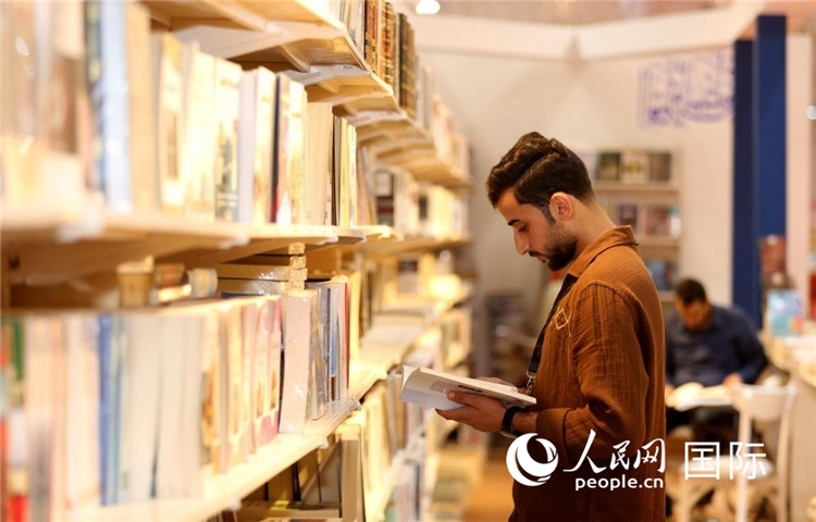 一位民眾在讀書。人民網(wǎng)中東中心分社奧馬爾·哈利勒攝