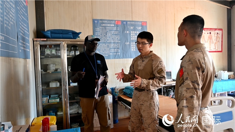 圖4 介紹醫(yī)療設(shè)施。孫千攝