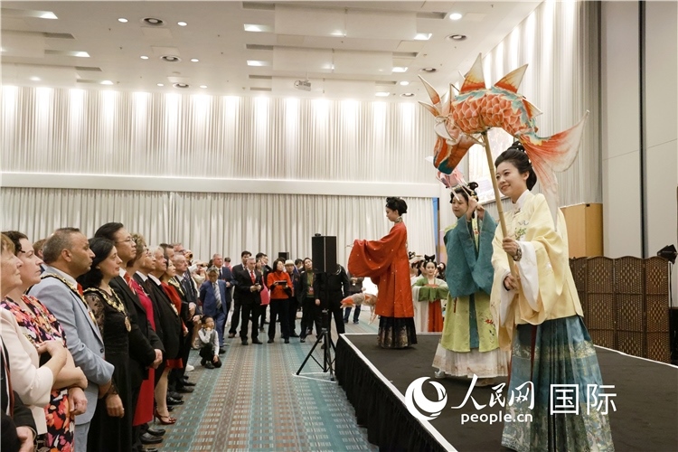 2、留學(xué)生表演了漢服展示《絲路霓裳》。邢雪攝