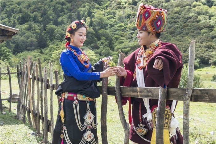 康定情歌（木格措）風(fēng)景區(qū)中的一對年輕人。林革文攝