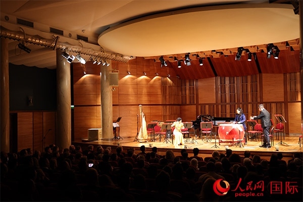 中國歌劇舞劇院的音樂家表演京劇曲牌《夜深沉》。人民網(wǎng)記者 禹麗敏攝