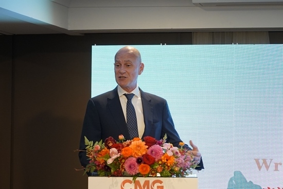 澳大利亞旅游局東半球市場及國際航司業(yè)務(wù)執(zhí)行總經(jīng)理何安哲在活動(dòng)上致辭。張舒惠攝