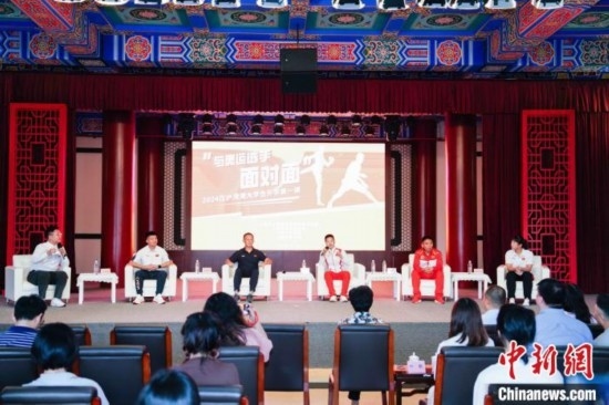 吳愉、王德新、沈學軍、江海東、朱曉蕾與在座同學們分享個人的體育故事與成長感悟。上海市港澳辦供圖