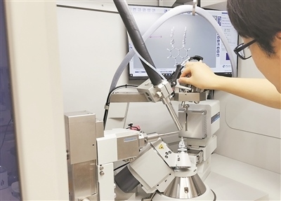 科研人員使用X射線(xiàn)衍射儀研究σ鍵。圖片來(lái)源：日本北海道大學(xué)