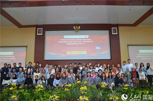 與會嘉賓與阿拉扎大學(xué)師生合影。人民網(wǎng)記者 李培松攝