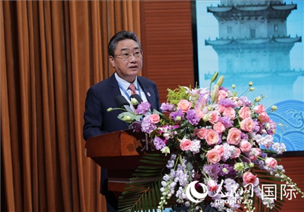 國—東盟中心秘書長史忠俊在“走進中華文明——海絲印記 世遺泉州”主題人文交流活動中致辭。人民網 王婧攝