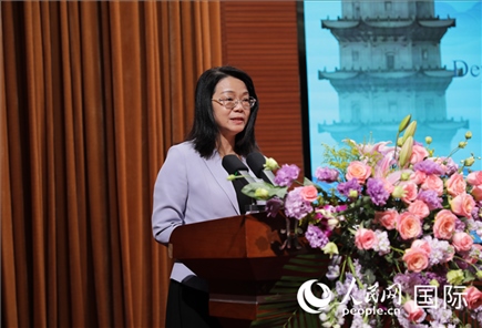 福建省人民政府外事辦公室副主任黃劭蓉在“走進中華文明——海絲印記 世遺泉州”主題人文交流活動中致辭。人民網 王婧攝
