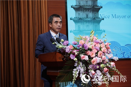泉州市人民政府副市長姚飛在“走進中華文明——海絲印記 世遺泉州”主題人文交流活動中致辭。人民網 王婧攝