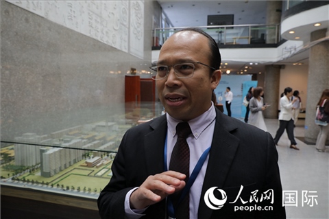 馬來西亞駐華使館參贊阿茲蘭接受人民網采訪。人民網 王婧攝