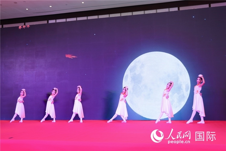 中國(guó)青少年歌舞表演。人民網(wǎng)記者任皓宇攝