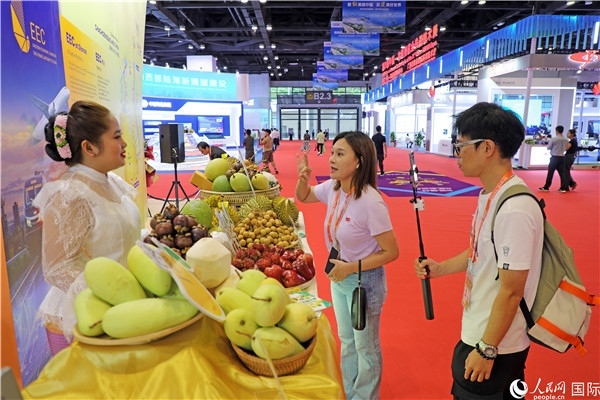 在東博會泰國展區(qū)，參觀者在向泰方工作人員了解泰國水果情況。人民網(wǎng)記者趙益普攝