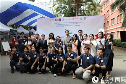 中越兩國嘉賓和教師代表合影。人民網(wǎng)記者 楊曄攝