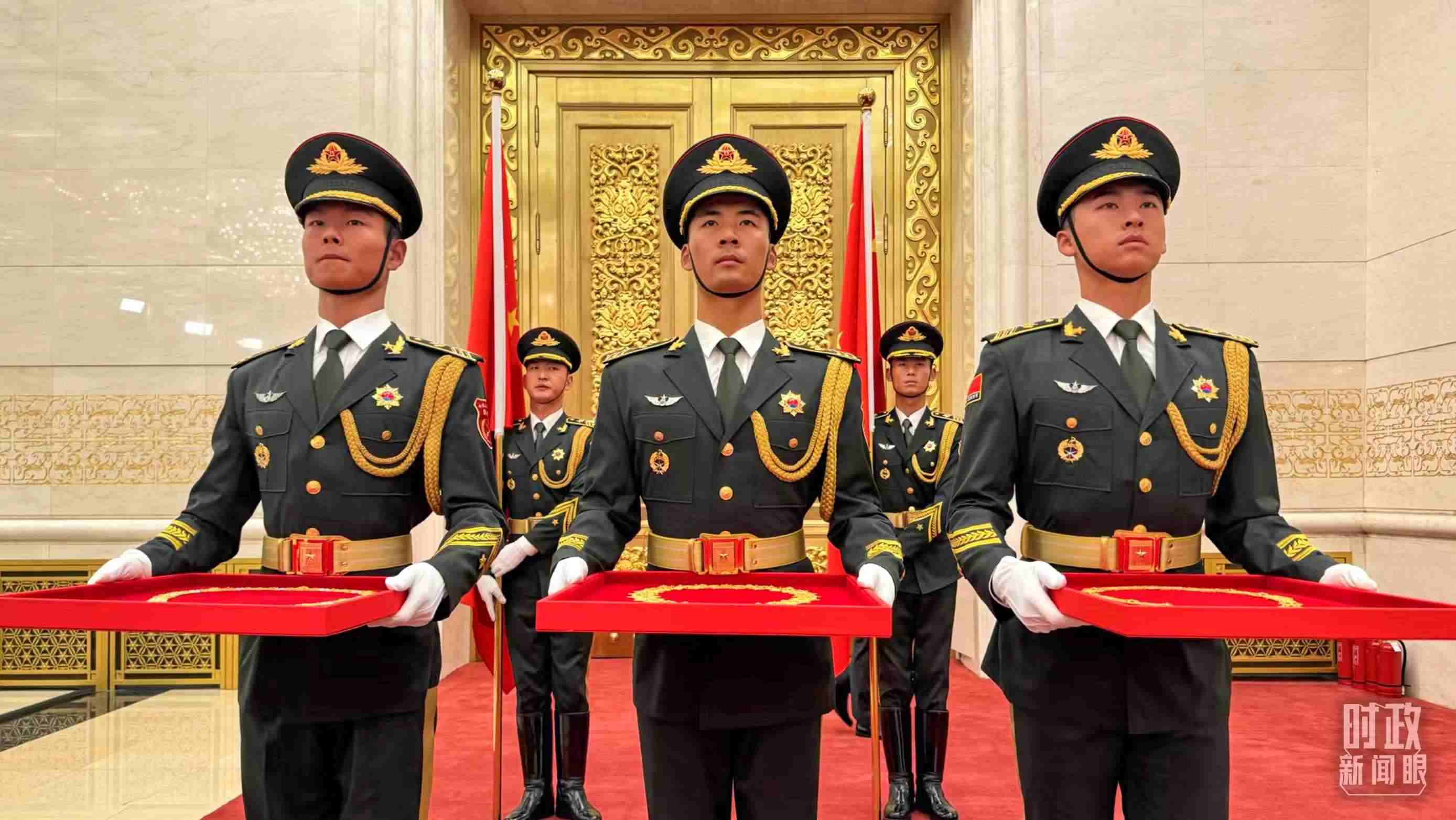 禮兵手捧共和國勛章、友誼勛章和國家榮譽稱號獎章。（總臺央視記者李增仁拍攝）