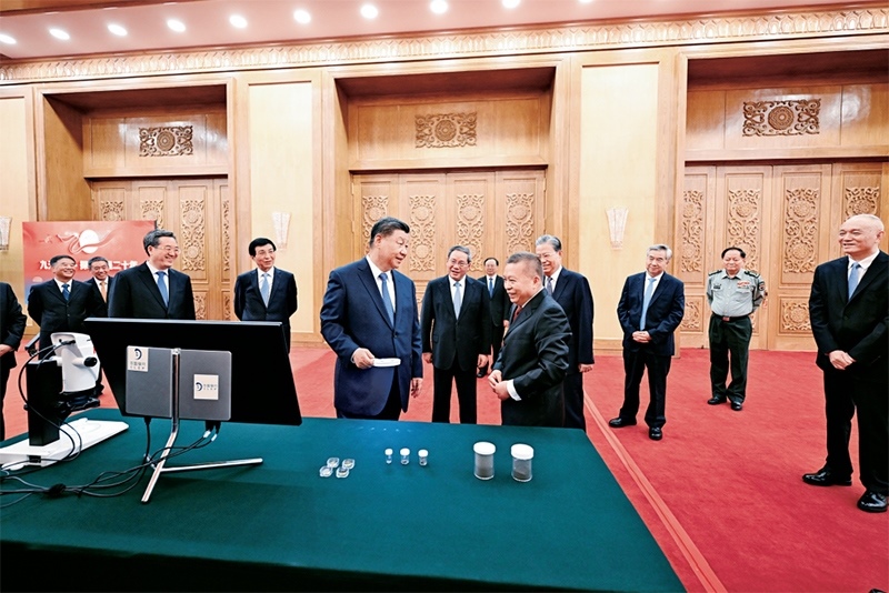 2024年9月23日，黨和國(guó)家領(lǐng)導(dǎo)人習(xí)近平、李強(qiáng)、趙樂(lè)際、王滬寧、蔡奇、丁薛祥、李希等在人民大會(huì)堂接見(jiàn)探月工程嫦娥六號(hào)任務(wù)參研參試人員代表并參觀月球樣品和探月工程成果展覽。這是習(xí)近平等參觀月球樣品和探月工程成果展覽。 新華社記者 謝環(huán)馳/攝