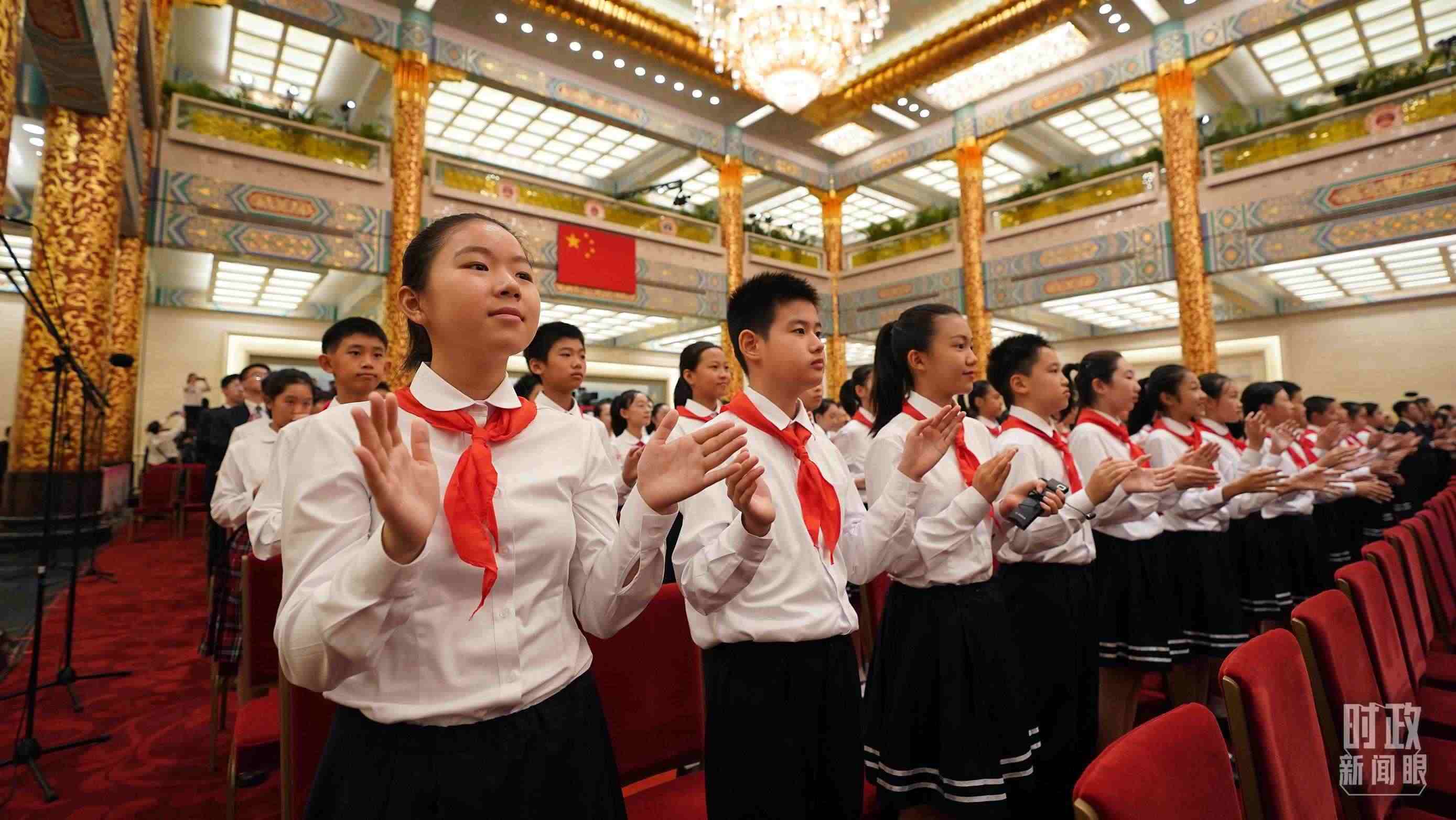 頒授儀式現(xiàn)場的少先隊員。（總臺記者李晉拍攝）