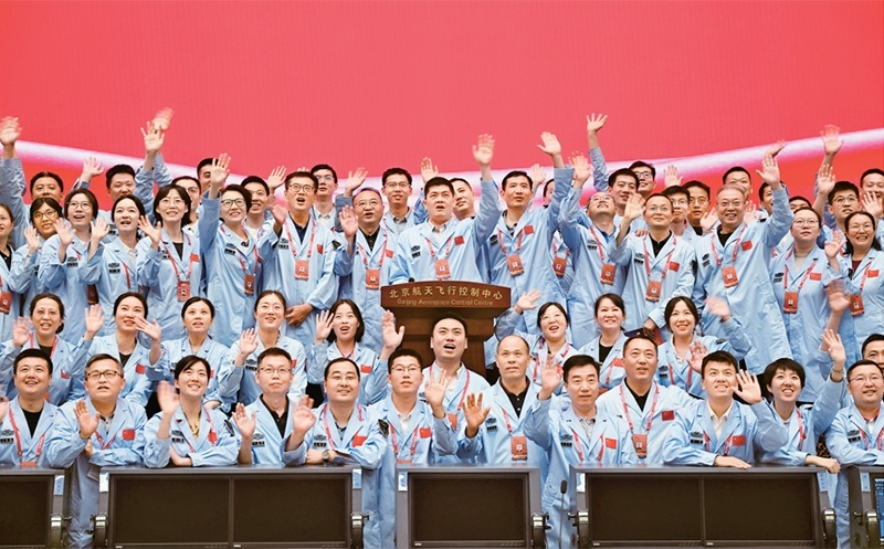 嫦娥六號(hào)完成了人類(lèi)歷史上首次月球背面采樣，突破了多項(xiàng)關(guān)鍵技術(shù)，是我國(guó)建設(shè)航天強(qiáng)國(guó)、科技強(qiáng)國(guó)取得的又一標(biāo)志性成果，是我國(guó)探月工程的重要里程碑。圖為2024年6月25日，嫦娥六號(hào)任務(wù)圓滿(mǎn)成功后，工作人員在北京航天飛行控制中心合影。 新華社記者 金良快/攝