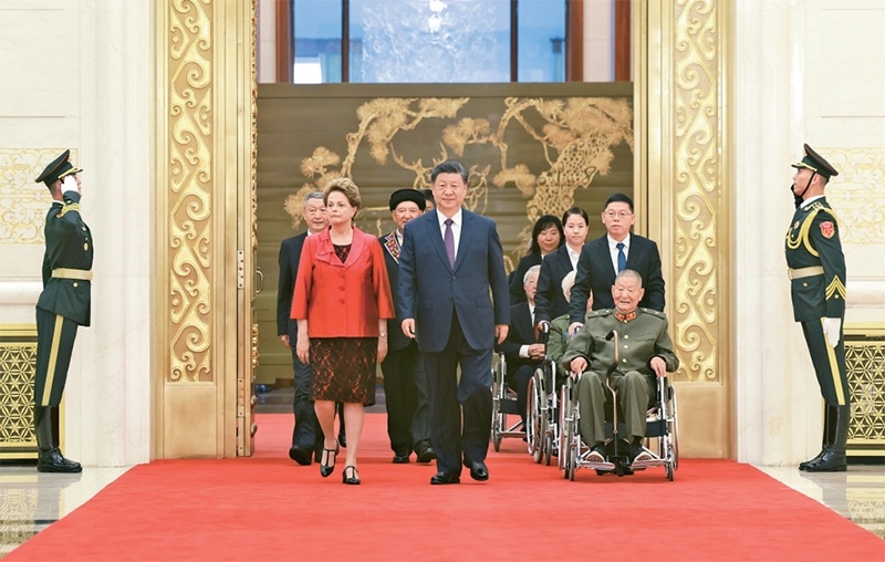 2024年9月29日，中華人民共和國(guó)國(guó)家勛章和國(guó)家榮譽(yù)稱號(hào)頒授儀式在北京人民大會(huì)堂金色大廳隆重舉行。中共中央總書記、國(guó)家主席、中央軍委主席習(xí)近平同國(guó)家勛章和國(guó)家榮譽(yù)稱號(hào)獲得者一同步入會(huì)場(chǎng)。 新華社記者 王曄/攝